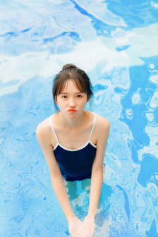不扣纽的女孩